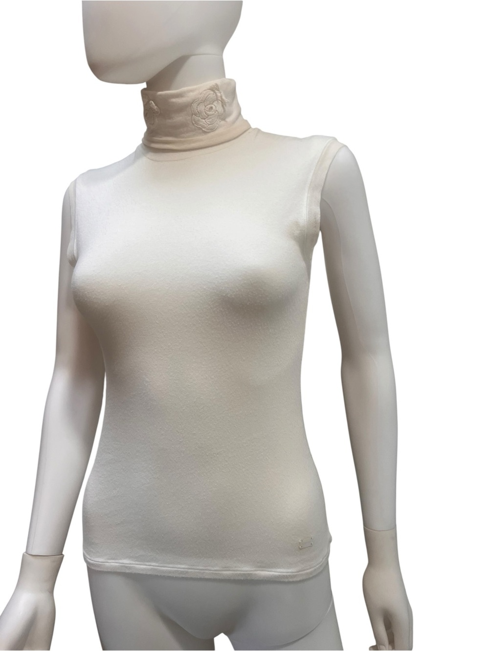 CHANEL Vtg Ivory Sleeveless Mock Neck Knit Top with Embroidered Collar. Size 8